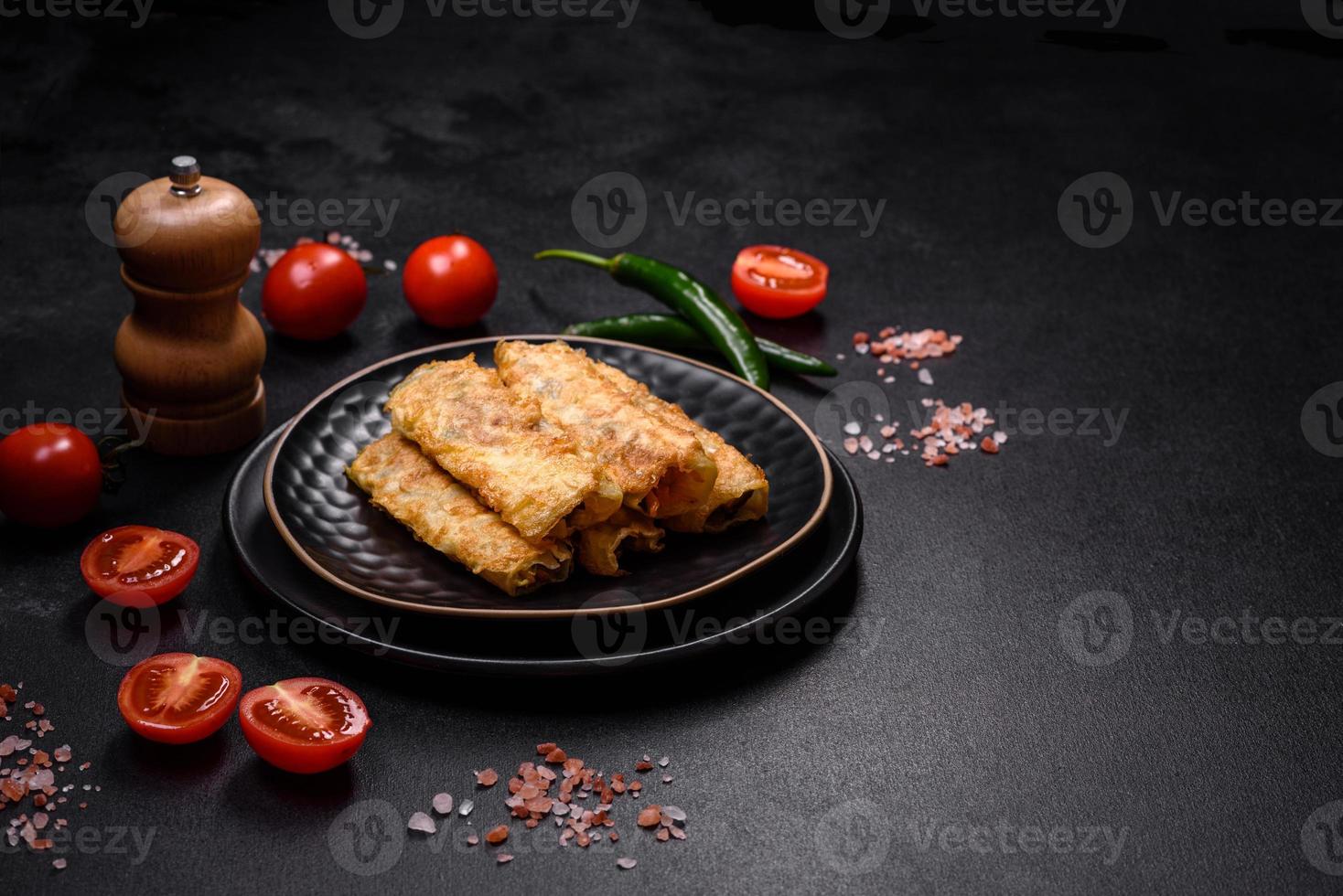 fresco mordere rotoli a partire dal le foglie di cavolo con tritato carne, cipolle e carote foto