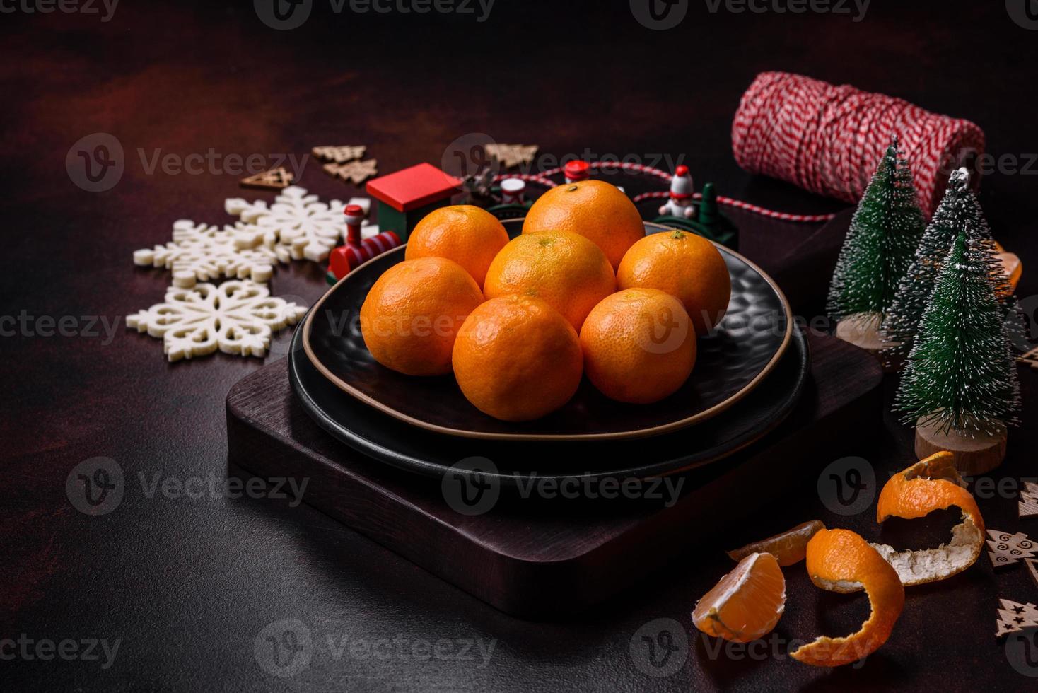 bellissimo Natale decorazioni con vacanza giocattoli, clementine e Pan di zenzero foto