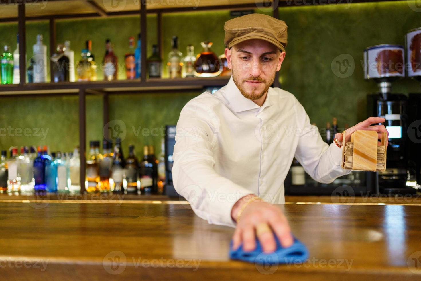 bancone pulizie barman in un bel pub foto