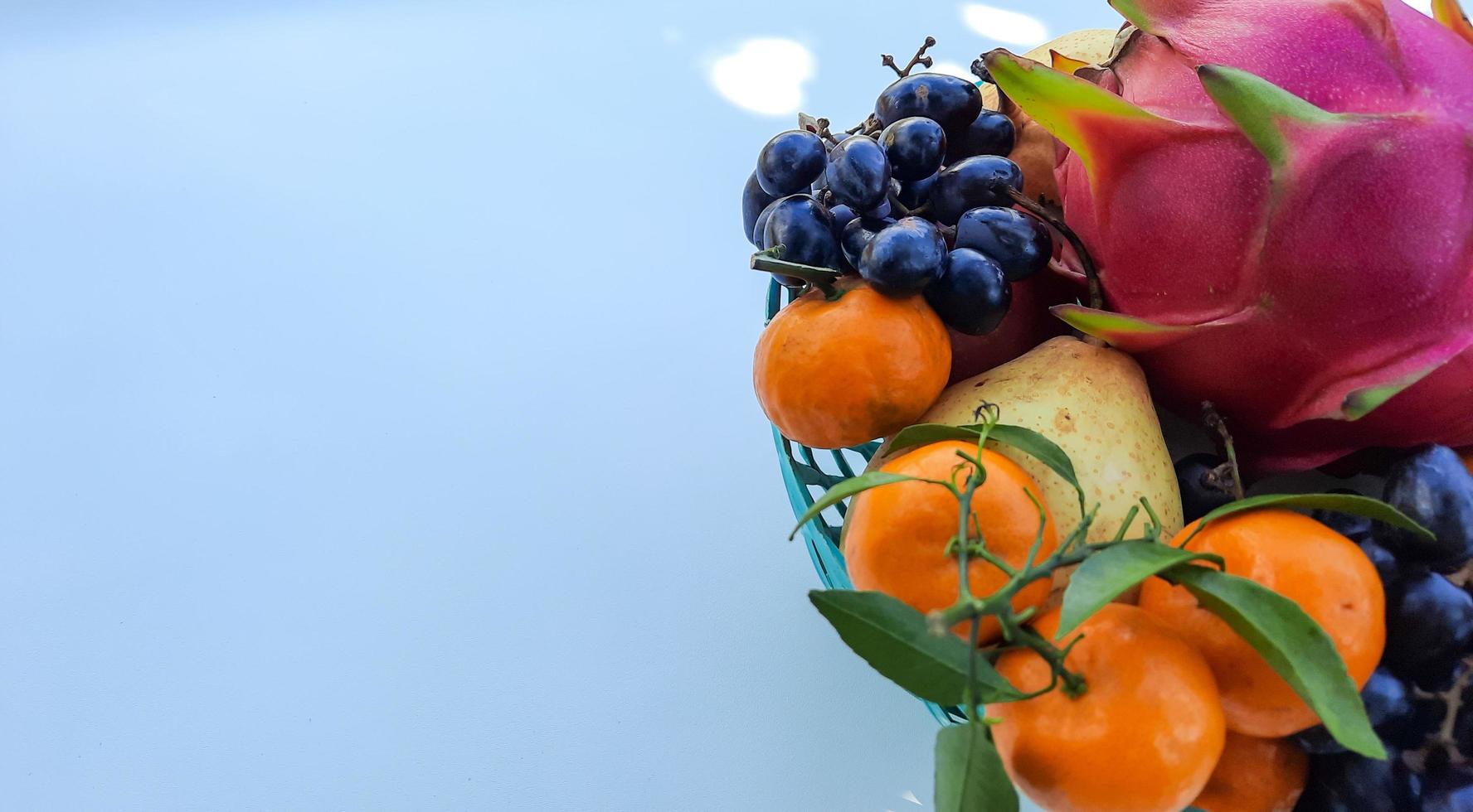 piatto posizione, tropicale Drago frutta arance, pere, uva su bianca sfondo 02 foto