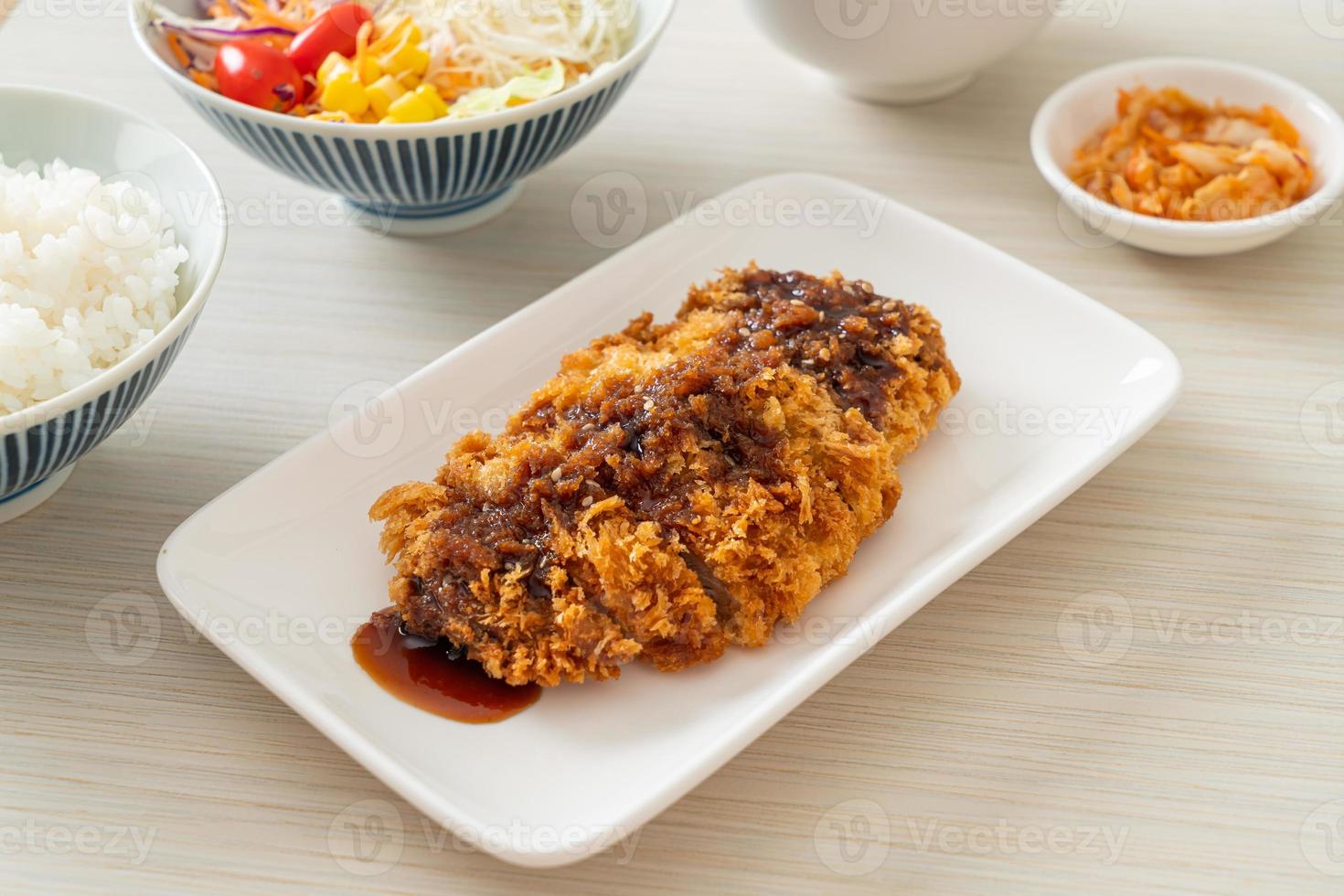 tonkatsu - cotoletta di maiale giapponese fritta con set di riso foto