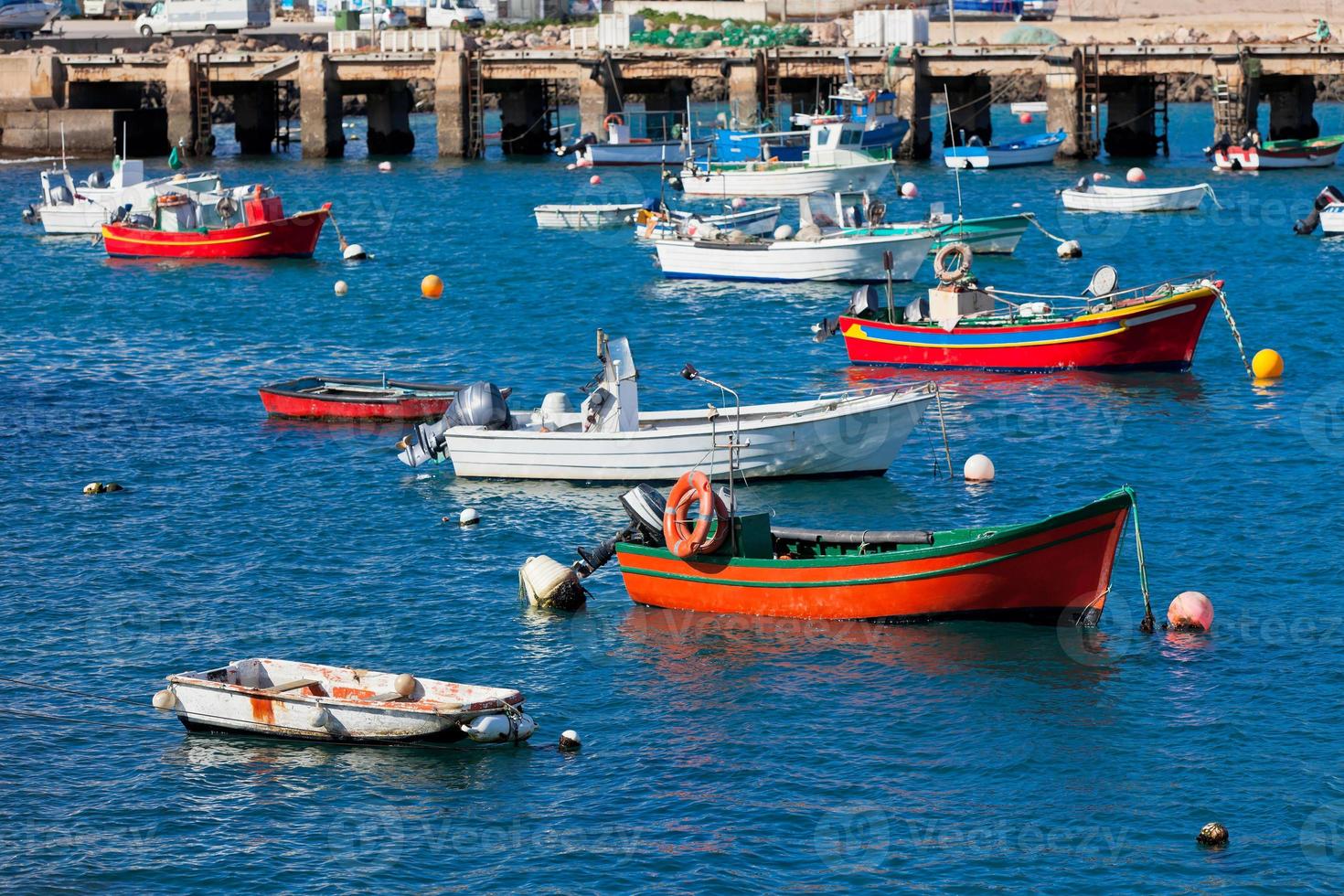 vecchio molo con Barche a sagre, Portogallo foto