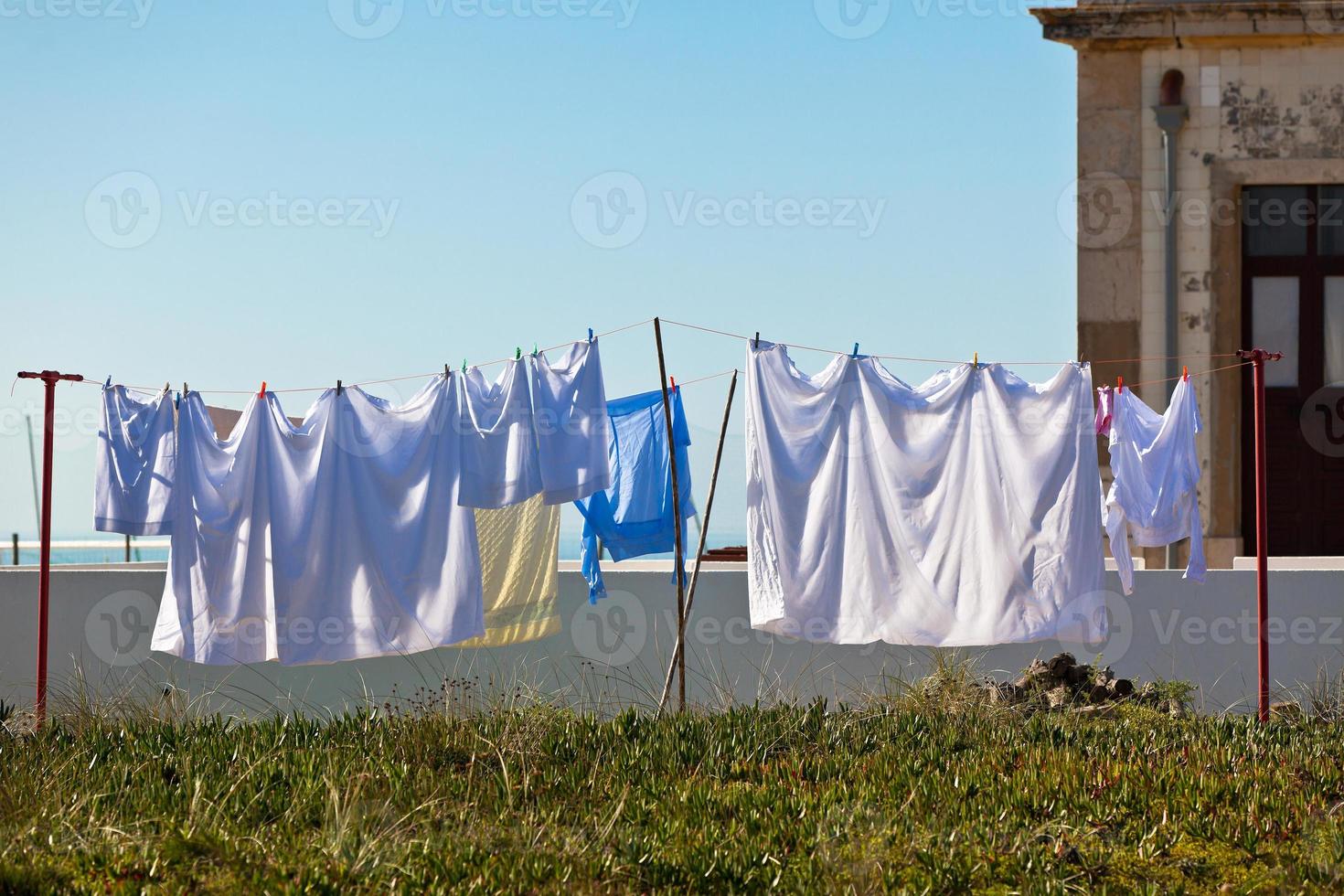 lavaggio sospeso al di fuori un vecchio costruzione, Portogallo costa foto
