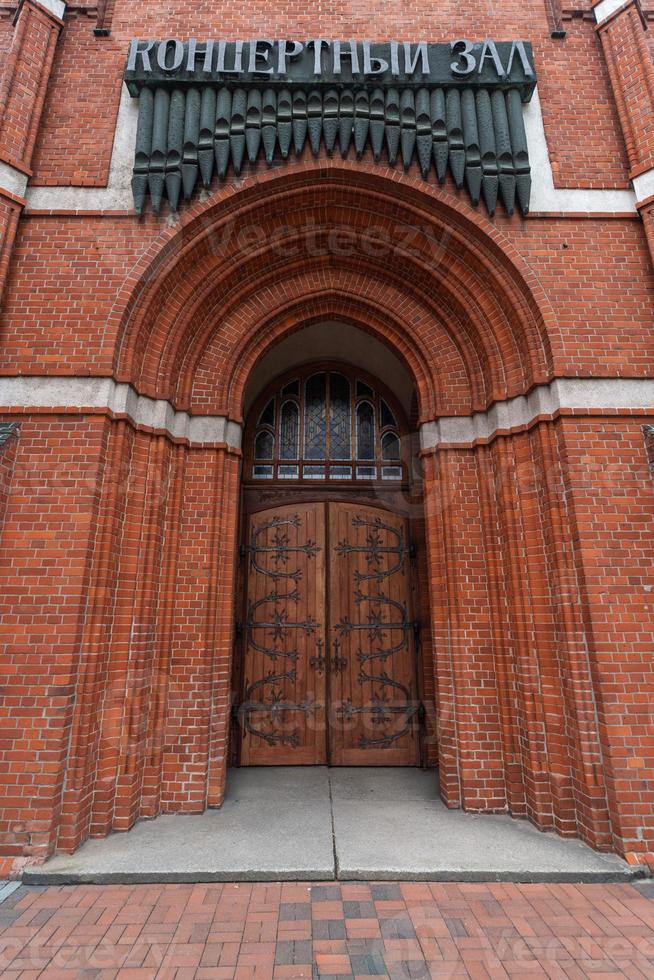 cattolico Chiesa di santo famiglia nel Russia, kaliningrad città. neogotico rosso mattone edificio stile. iscrizione concerto sala. foto