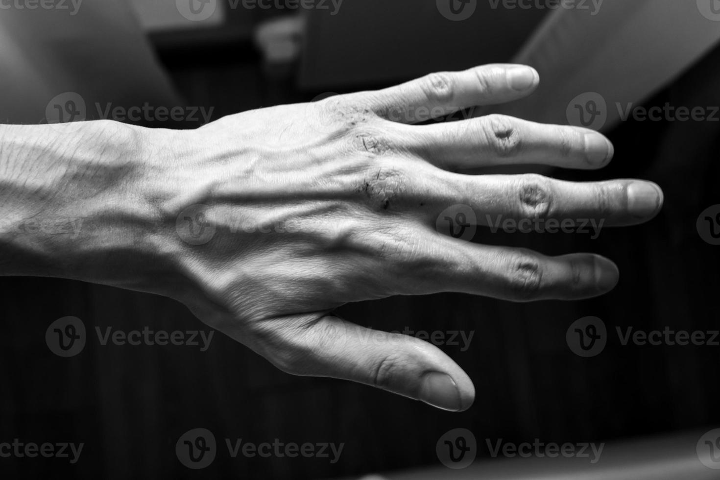 avvicinamento di umano mano contro grigio sfondo foto