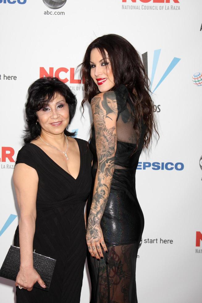 katherine von Drachenberg, alias Kat von d e sua madre lei ha un' tatuaggio di sua mamma su sua spalla in arrivo a il 2009 alma premi royce sala, ucla los angeles, circa settembre 17, 2009 foto