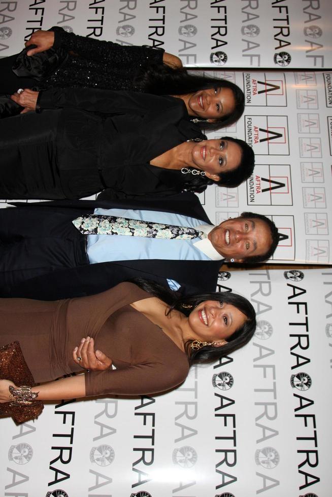 smokey robinson, moglie frances glandney, e figlie tamla e bacca in arrivo a il atra media e divertimento eccellenza premi ami a il bitmore Hotel nel los angelo, ca su marzo, 9 2009 foto