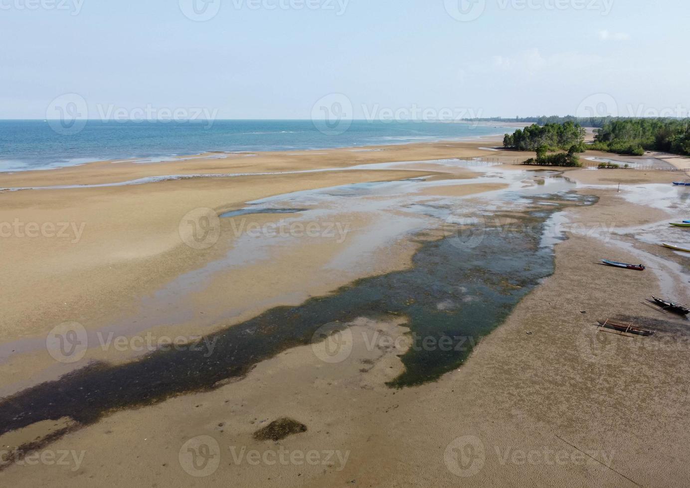 aereo Visualizza di il costa linea di teluk Lombok spiaggia, est Kalimatan, Indonesia a Basso marea. foto