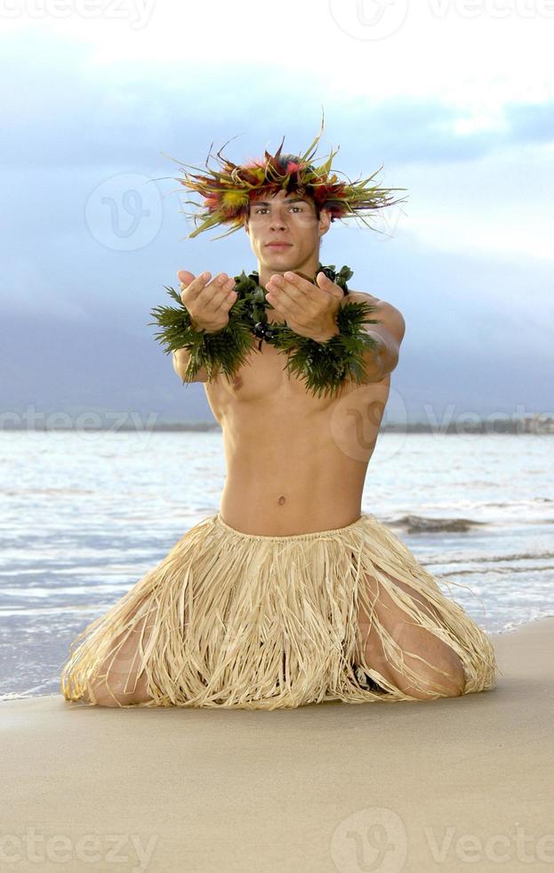 maschio hula ballerino si inginocchia nel un' hawaiano posa di culto. foto