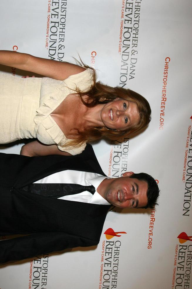 connie britannico e kyle Chandler in arrivo a il 4 ° annuale los angeles gala per il christopher e dana reeve fondazione, a il beverly hilton Hotel, nel beverly colline, circa dicembre 2, 2008 foto