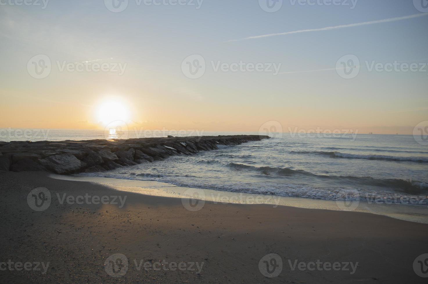 amanecer en playa de castellon foto