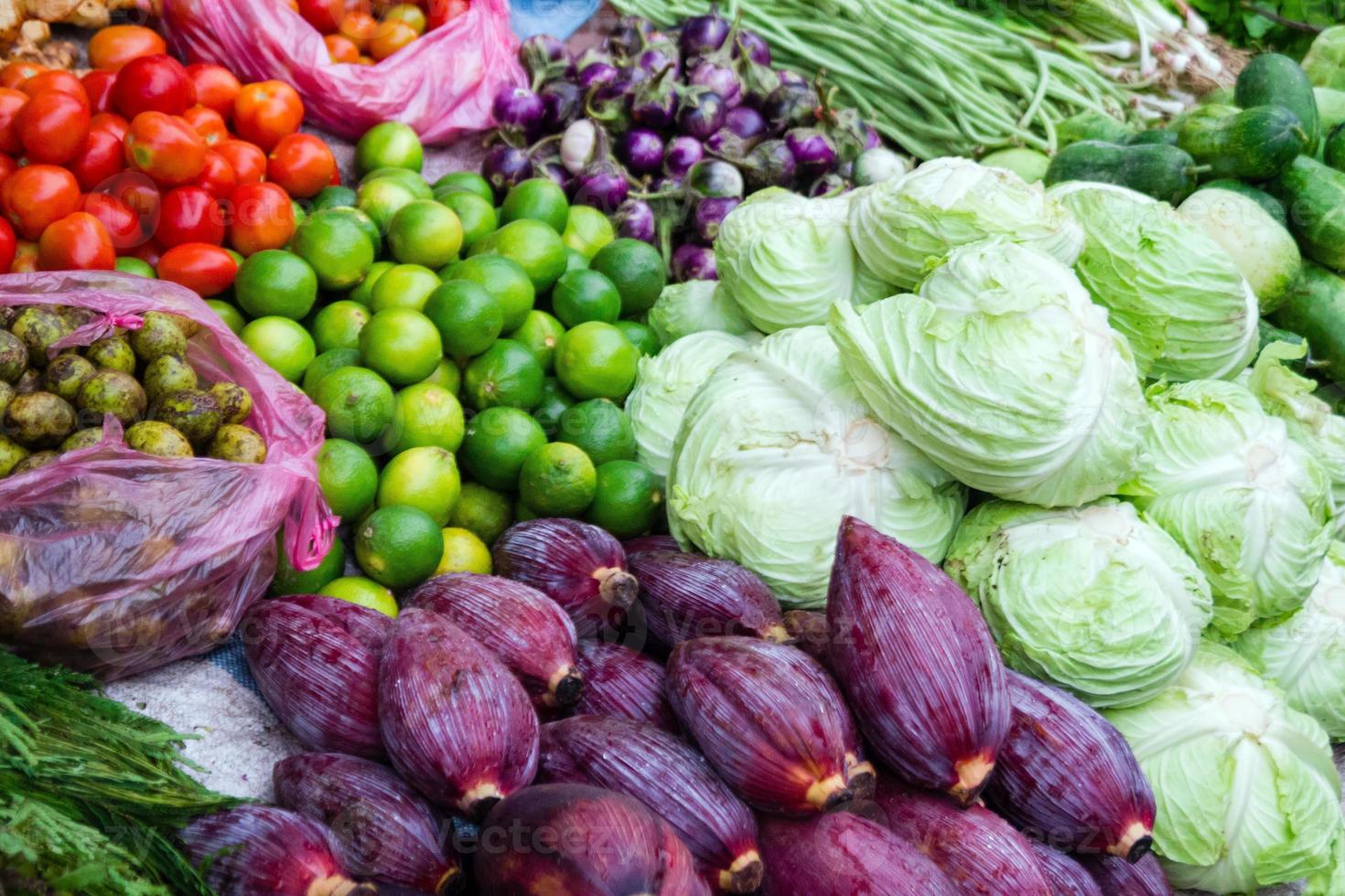 fresco verdure e frutta su strada mercato. Locale mattina mercato nel luang prabang, Laos. foto