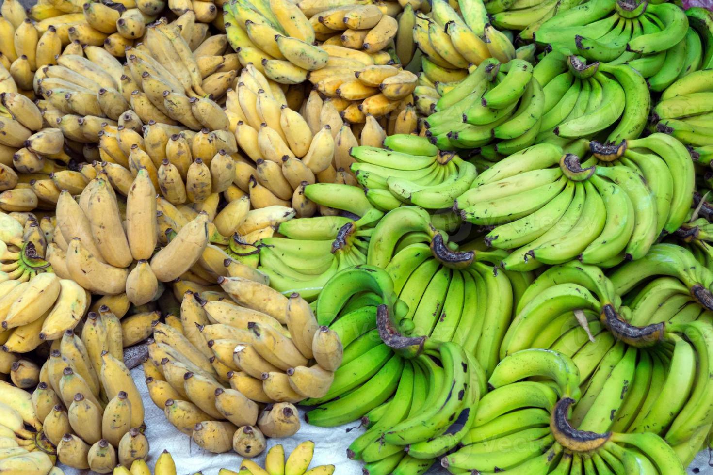 giallo e verde banane su strada mercato. Locale mattina mercato nel luang prabang, Laos. foto