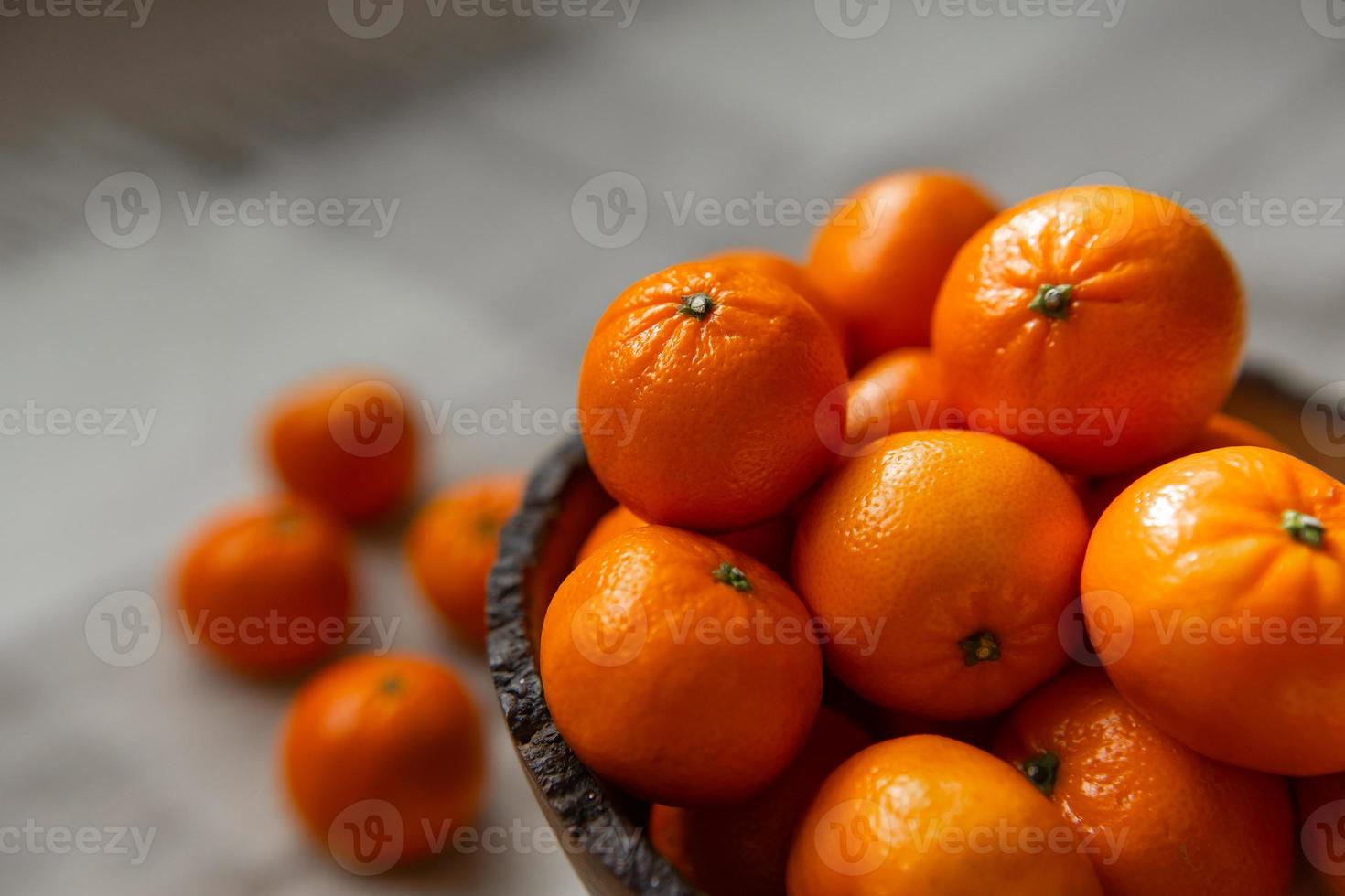 cestino con mandarino o arancia frutta su un' grigio plaid sfondo. foto