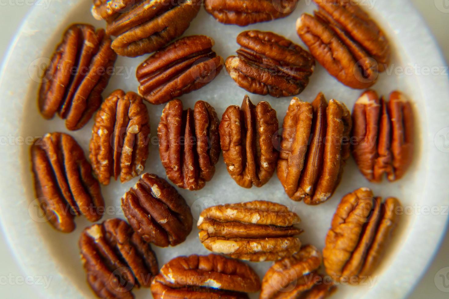 noce Piano, pecan metà su un' bellissimo In piedi, noccioline siamo sano. foto