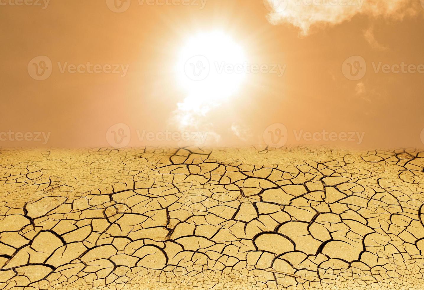 secchezza concetto Esposto alle intemperie struttura di arido Cracked terra con Alba Visualizza e giallo cielo sfondo foto