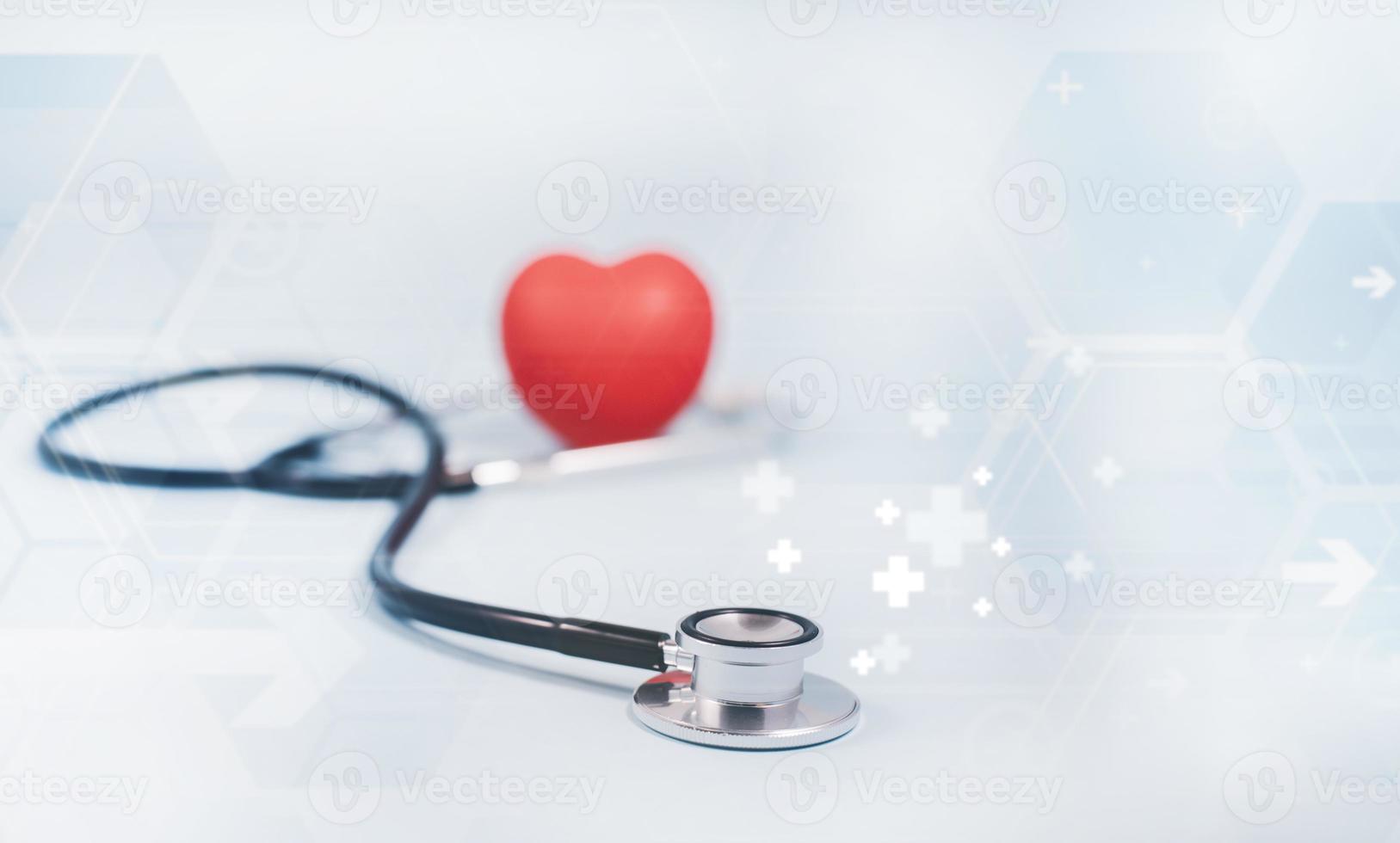 concetto stetoscopio e rosso cuore con Salute assicurazione, medico stetoscopio e rosso cuore dai un'occhiata cuore Salute cura, strumento per controllo cuore su il bianca sfondo rappresenta esercizio, isolato foto