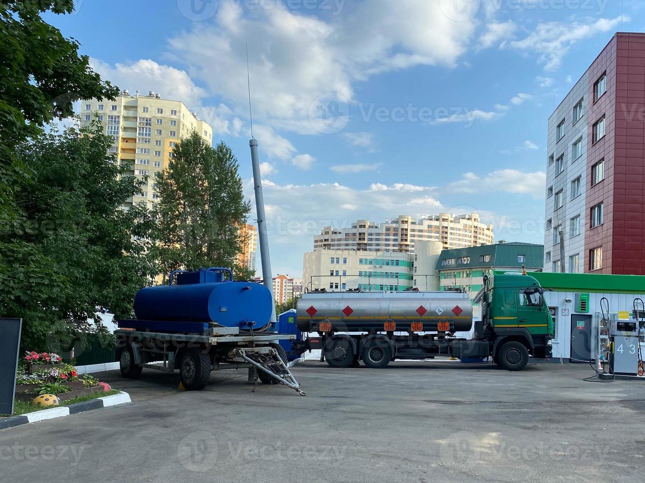 grande industriale camion con un' cisterna, un' carburante petroliera a un' gas stazione per il mezzi di trasporto di carburante olio, benzina e diesel foto