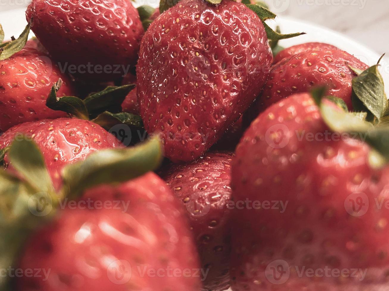 rosso bellissimo dolce gustoso salutare bacca maturo vitamina fragola su un' piatto come un' dolce o merenda foto