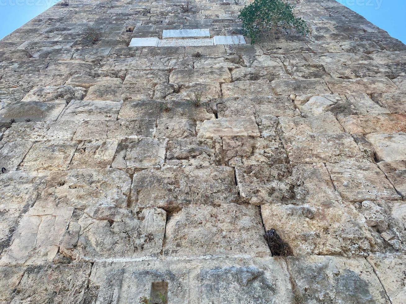 un' pietra parete fatto di grande pietre. sfondo foto