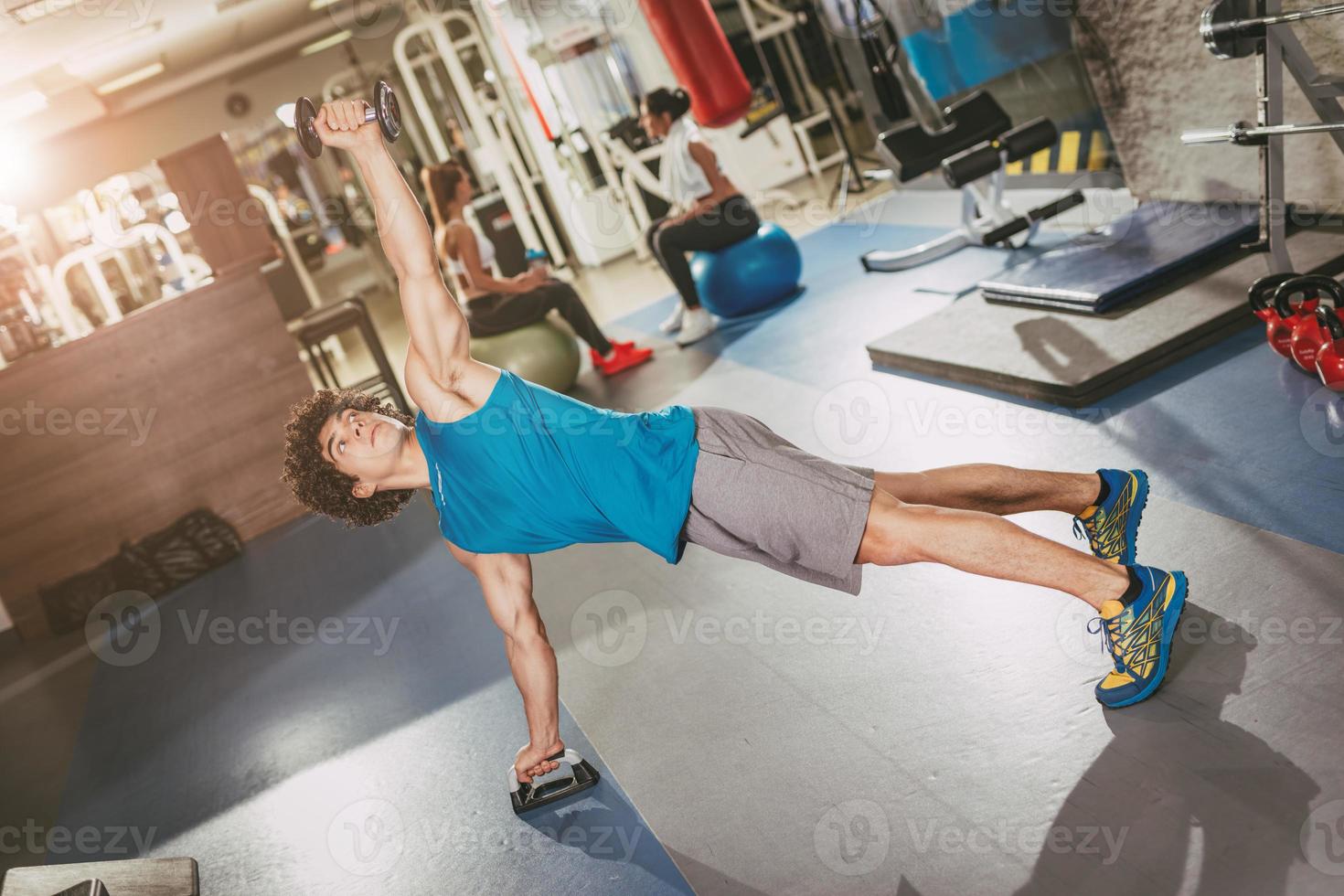 giovane uomo esercizio a il Palestra foto