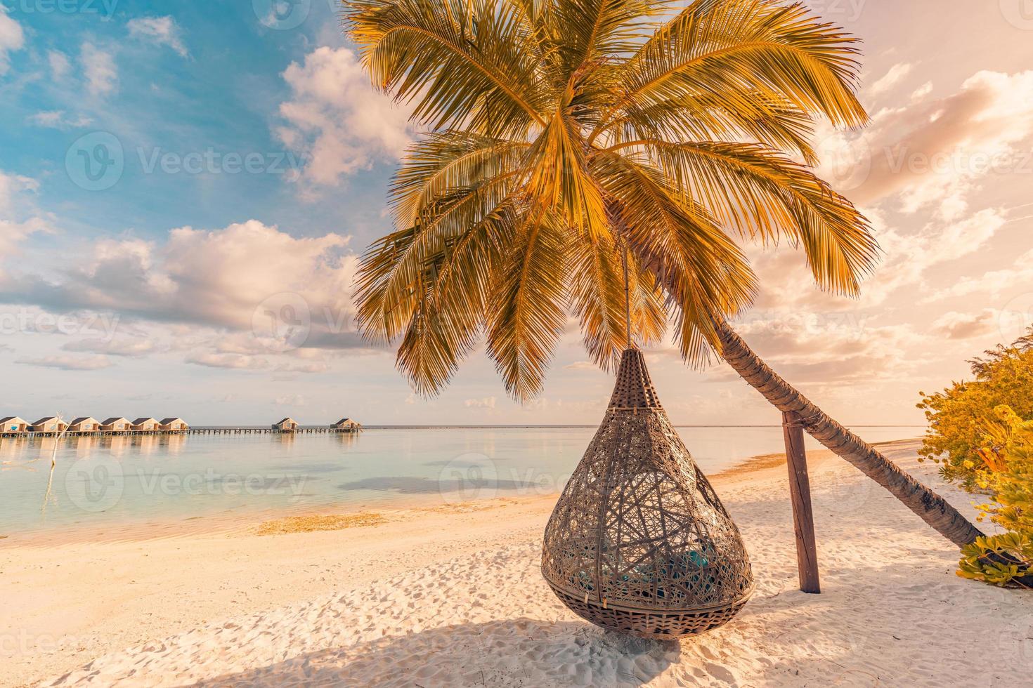 rilassare vacanza tempo libero stile di vita su esotico tropicale isola spiaggia, palma albero amaca sospeso calma mare. Paradiso spiaggia paesaggio, acqua ville, Alba cielo nuvole sorprendente riflessi. bellissimo natura foto