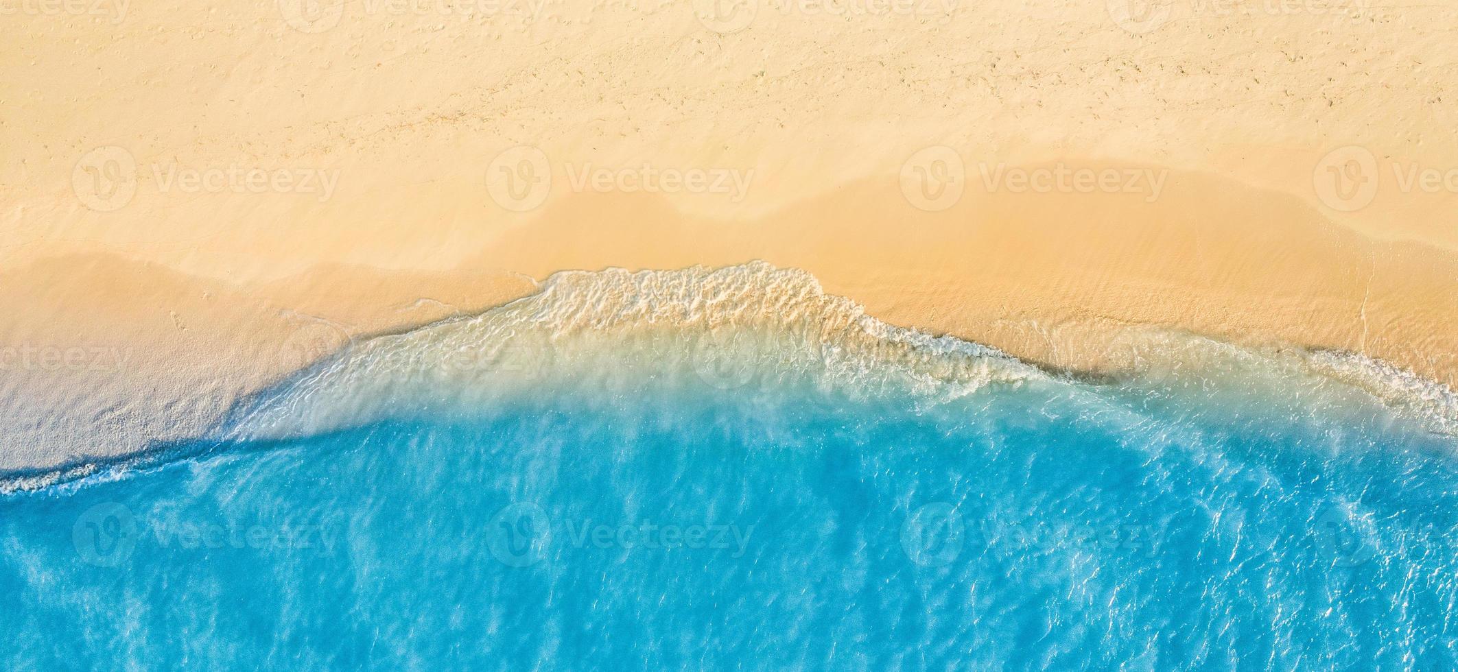 estate paesaggio marino bellissimo onde, blu mare acqua nel soleggiato giorno. superiore Visualizza a partire dal drone. mare aereo Visualizza, sorprendente tropicale natura sfondo. bellissimo luminosa mare onde spruzzi e spiaggia sabbia tramonto leggero foto