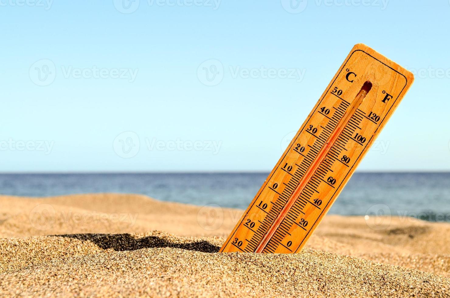 termometro su il sabbia spiaggia foto