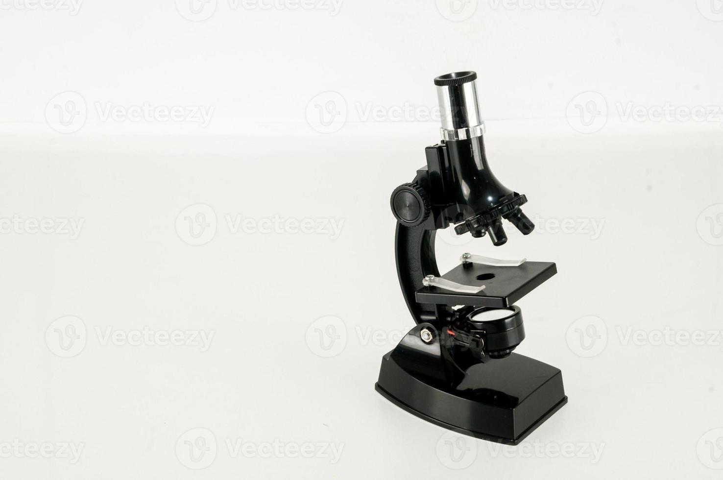 microscopio su bianca foto