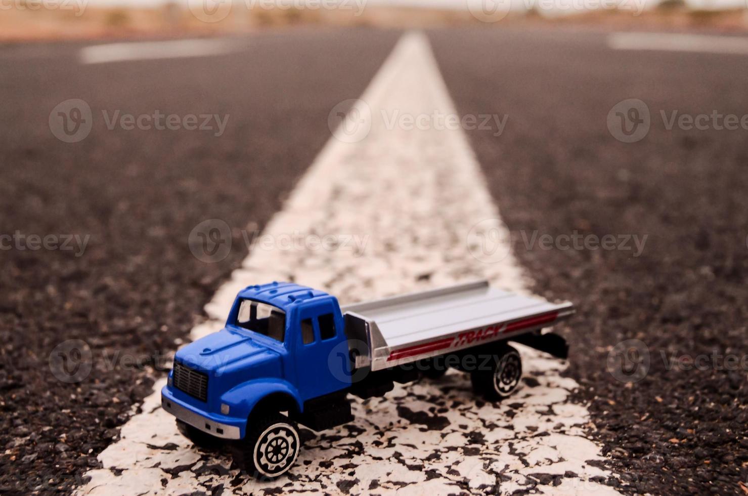 camion miniatura su il strada foto