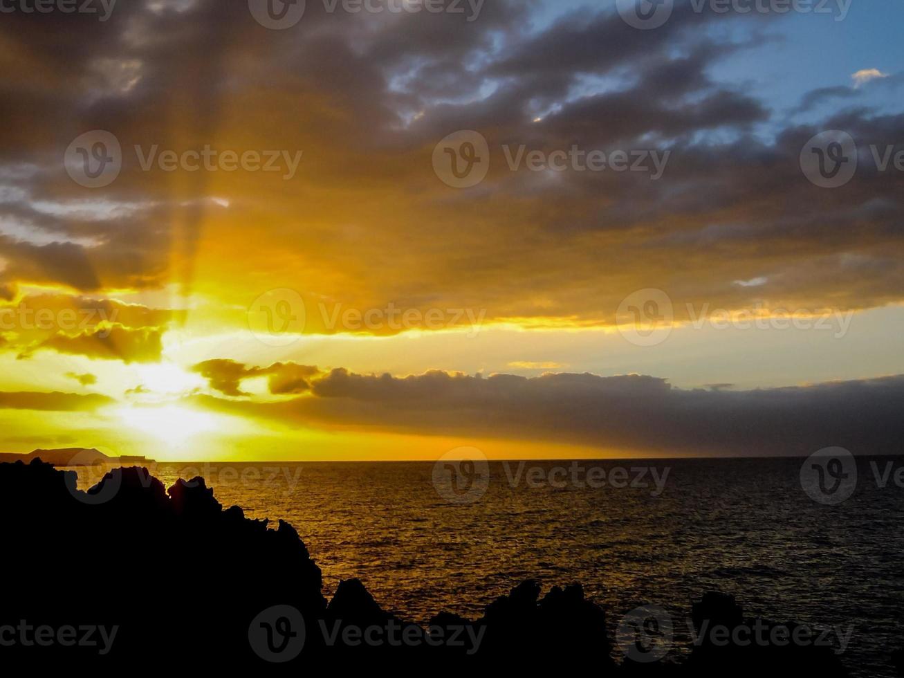 tramonto al di sopra di il oceano su il canarino isole foto