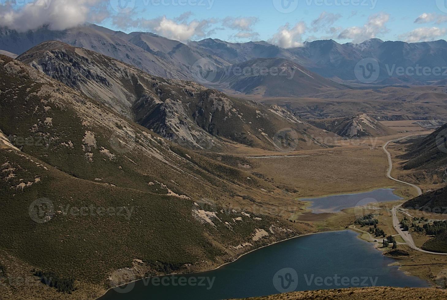 lago nascosto fra il montagne foto