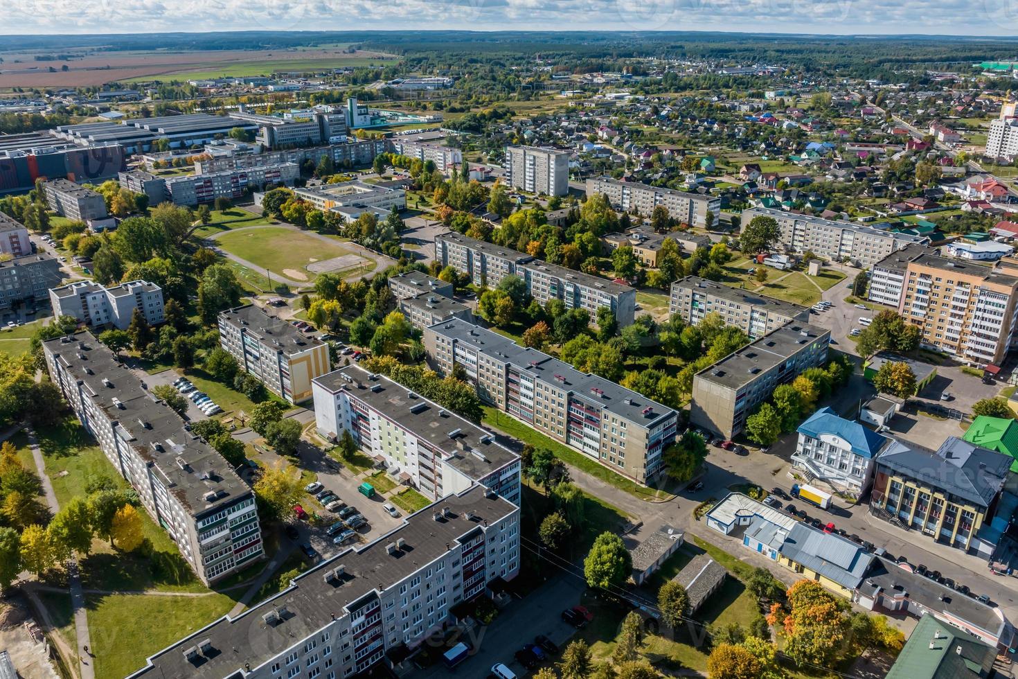 aereo panoramico Visualizza a partire dal altezza di un' multipiano Residenziale complesso e urbano sviluppo nel autunno giorno foto