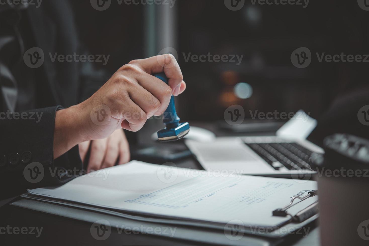mano hold stampaggio gomma da cancellare attività commerciale documento fattura conto finanziario su scrivania. foto