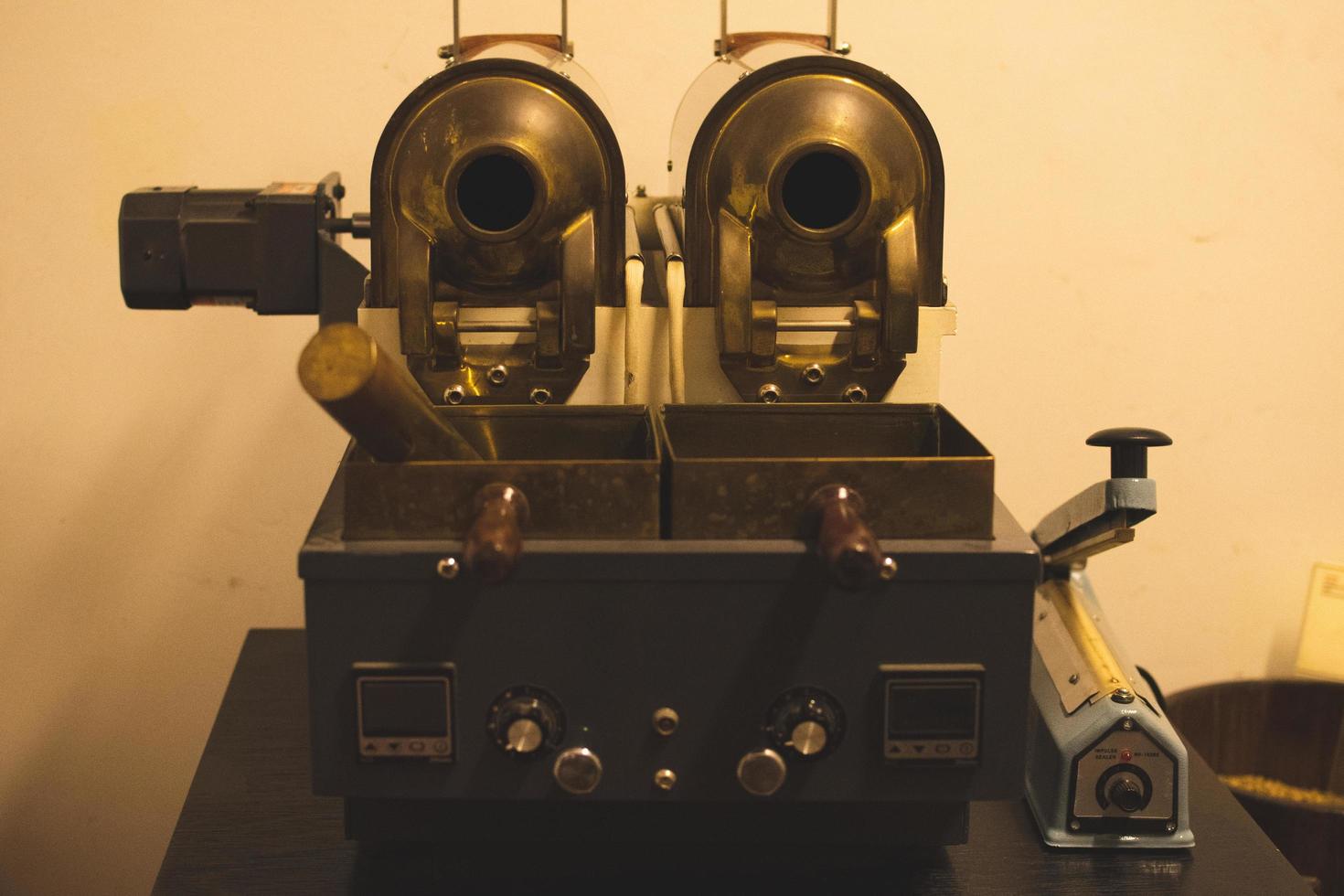 dubai, Emirati Arabi Uniti - 12 ° ottobre, 2022 - caffè macchina nel Museo. vecchio caffè preparazione metodi con Vintage ▾ tecnologia foto
