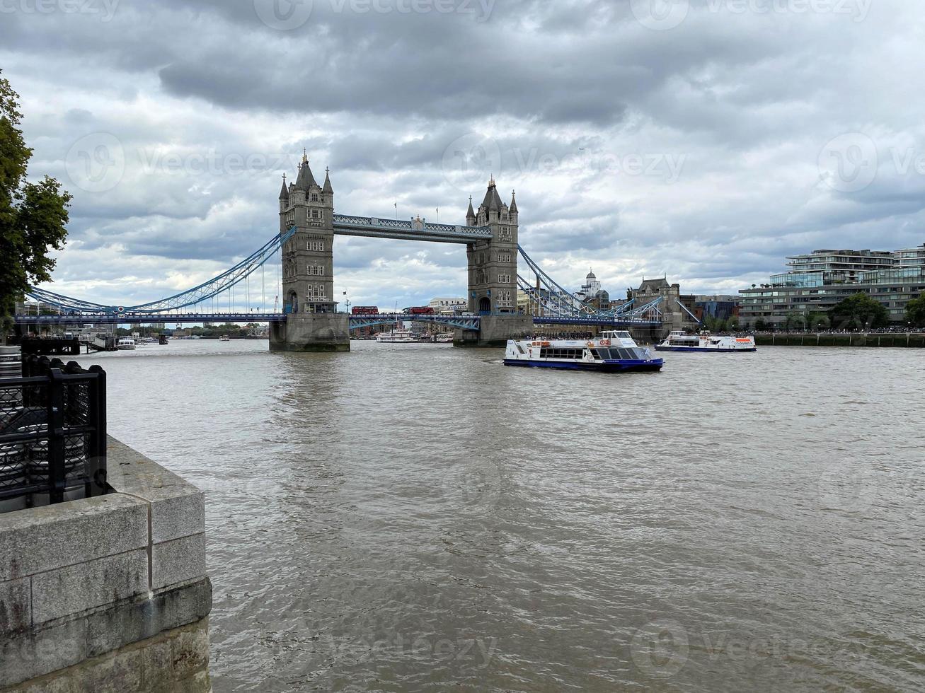 una vista del fiume Tamigi a Londra foto