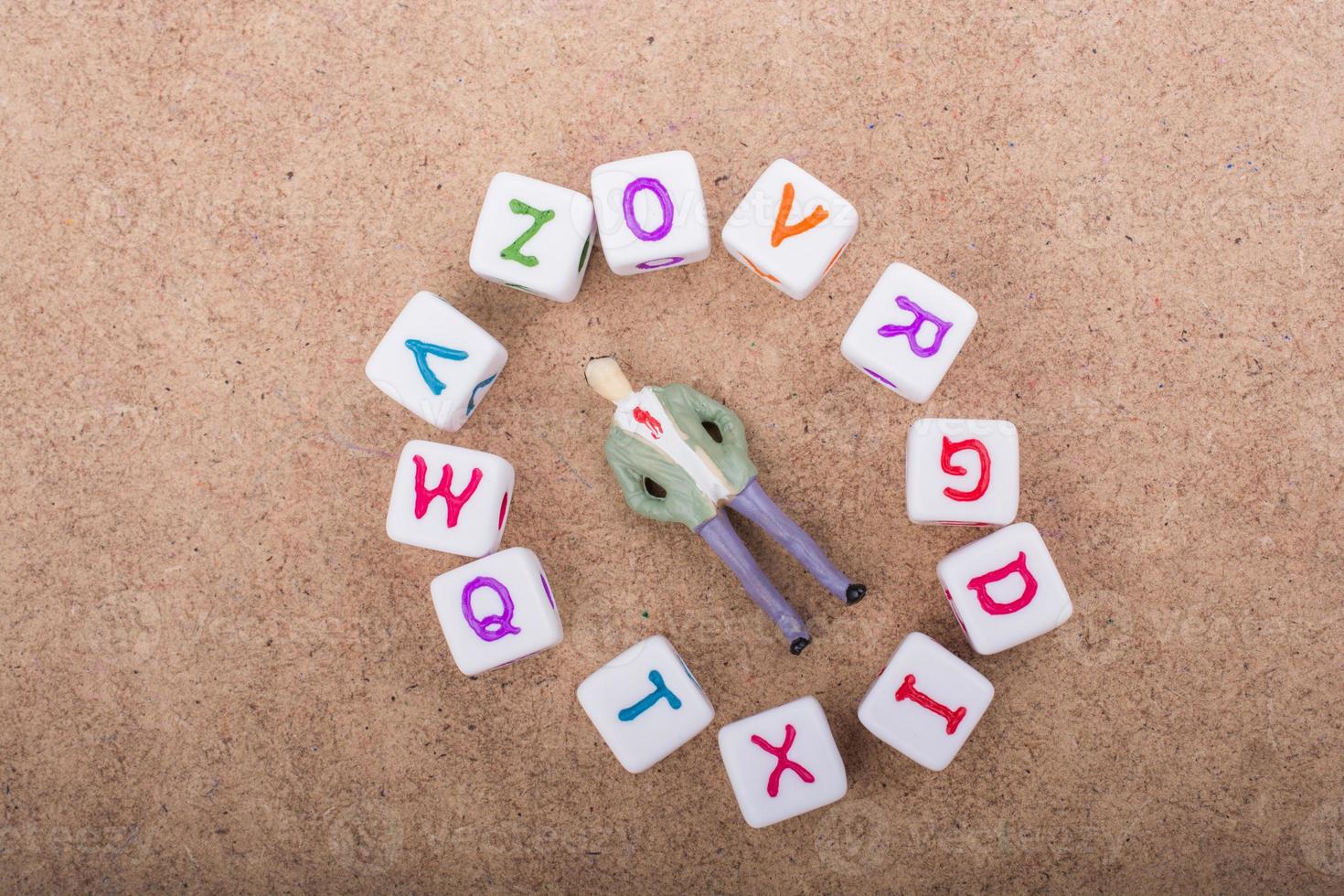 figurina e il colorato alfabeto lettera cubi foto