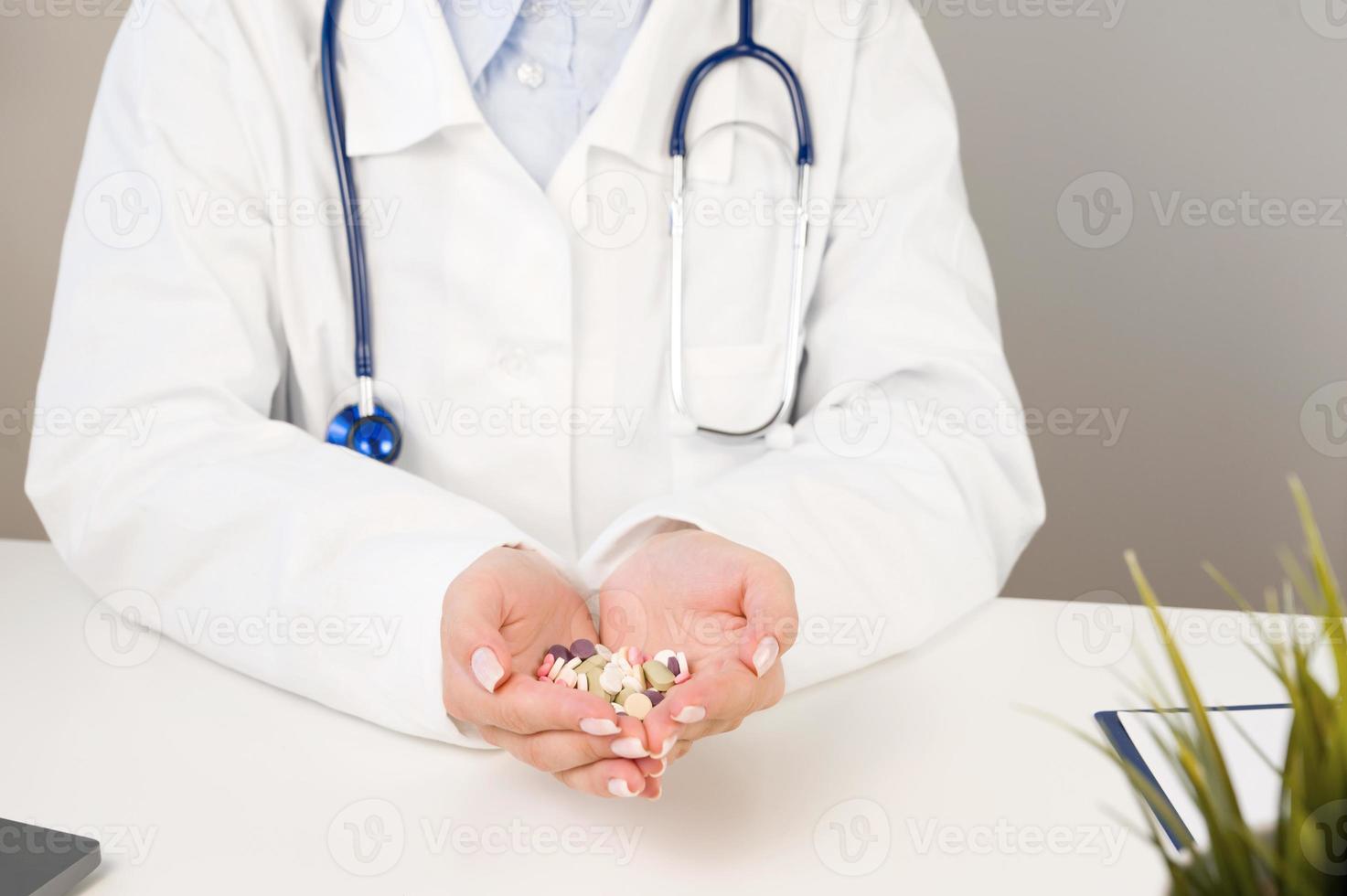 assistenza sanitaria e medico concept.doctor con molte di pillole nel mani nel Ospedale. vitamine disavanzo foto