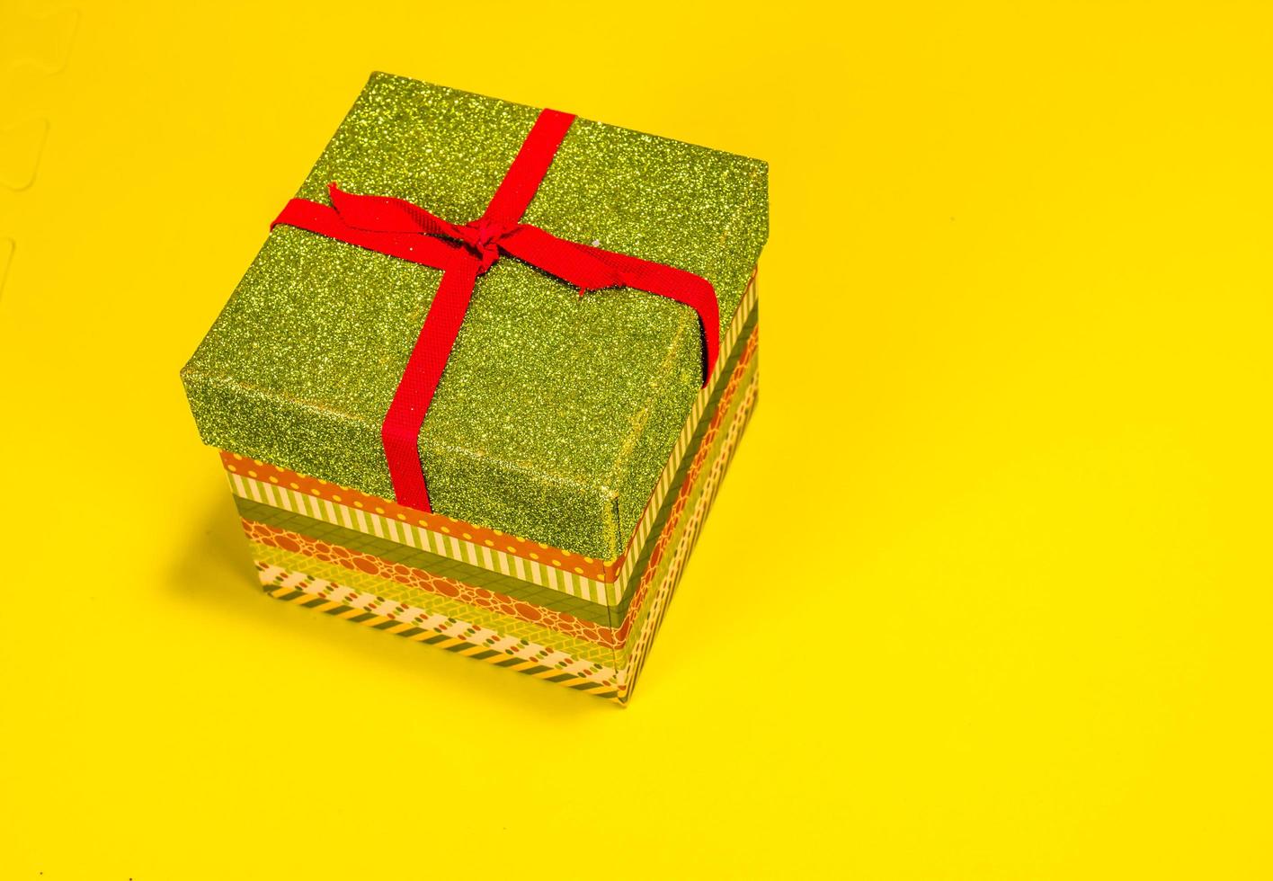 colorato Natale regalo scatola su giallo sfondo foto