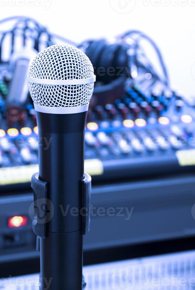il microfono su tripode con miscelatore sfondo nel suono controllo camera. foto