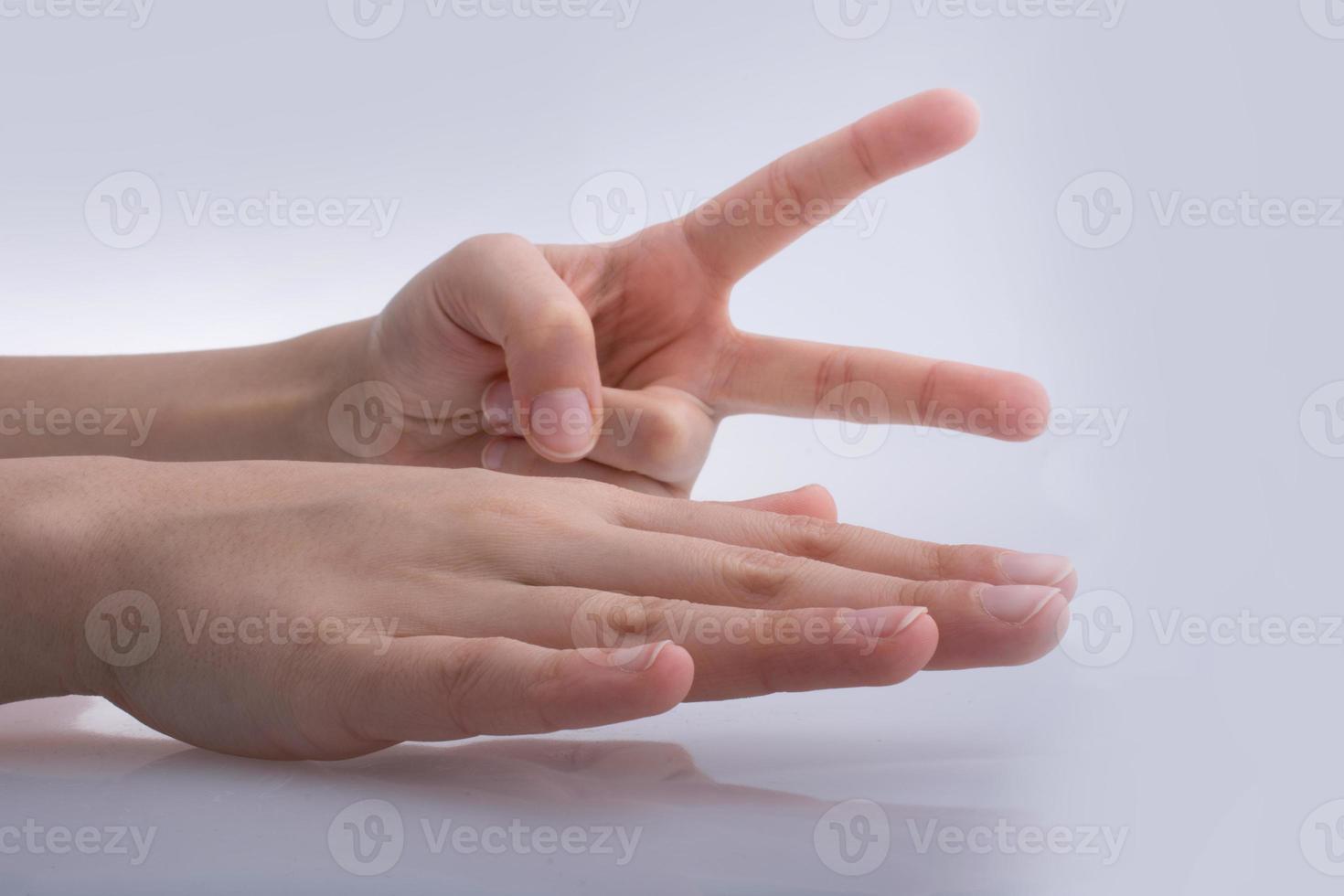 mani mostrando il segni roccia carta forbici foto