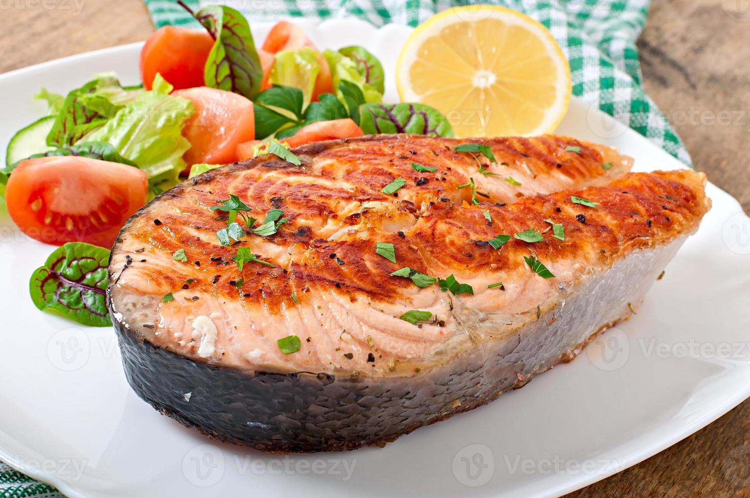 grigliato salmone con insalata foto