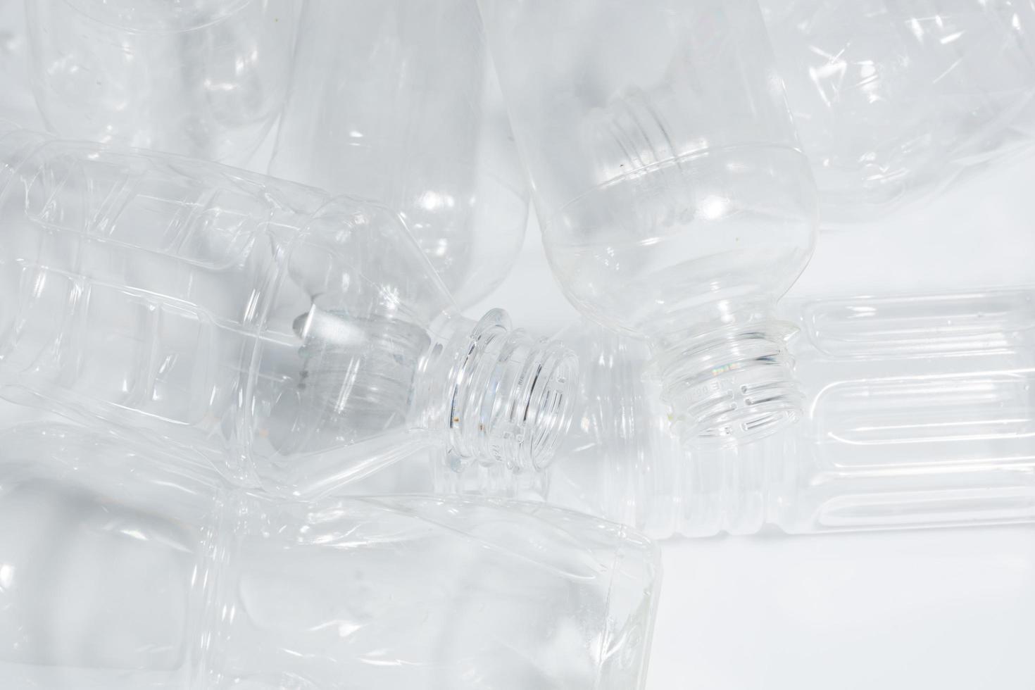 bottiglie di plastica vuote su sfondo bianco foto