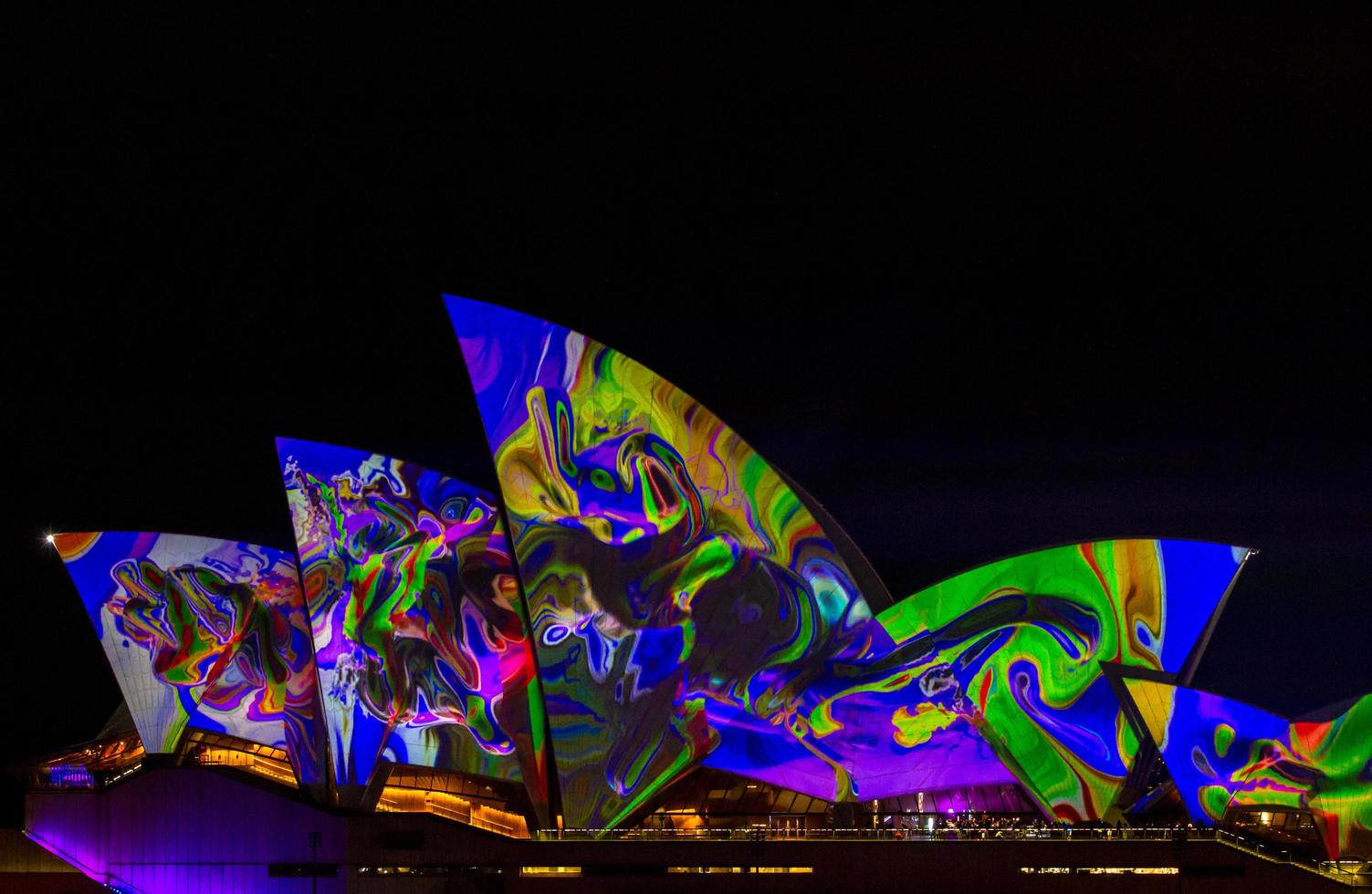 sydney, australia, 2020 - luci colorate sul teatro dell'opera di sydney foto