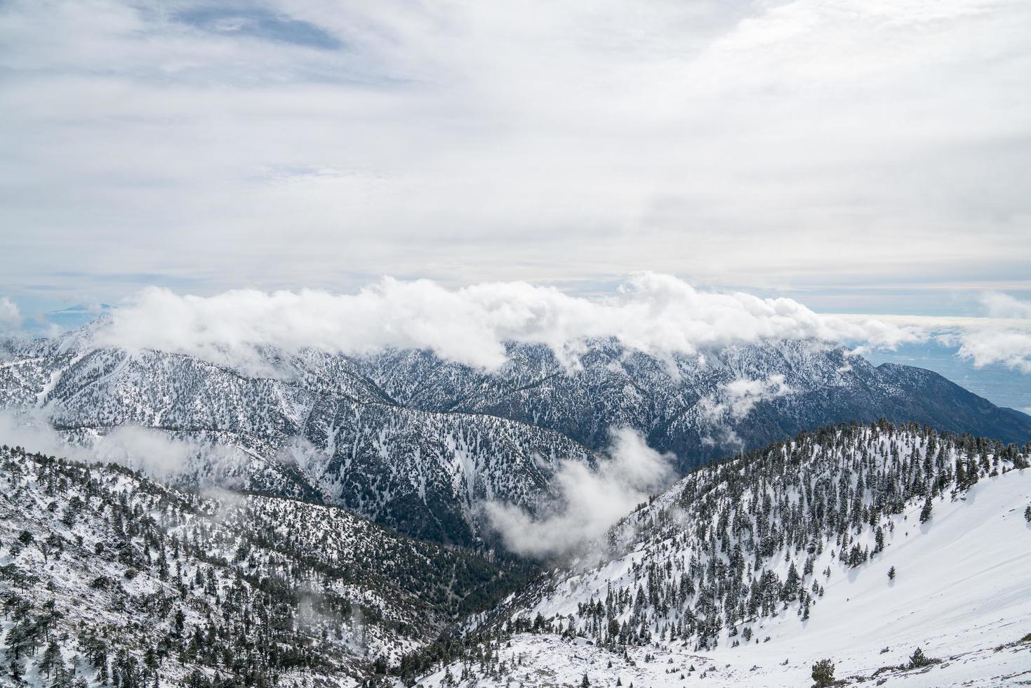 mt. ciotola baldy coperta di neve in california foto