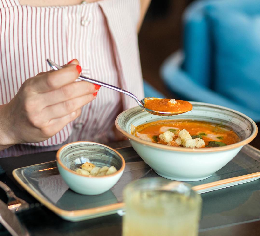 mangiare zuppa con pangrattato sul piatto foto