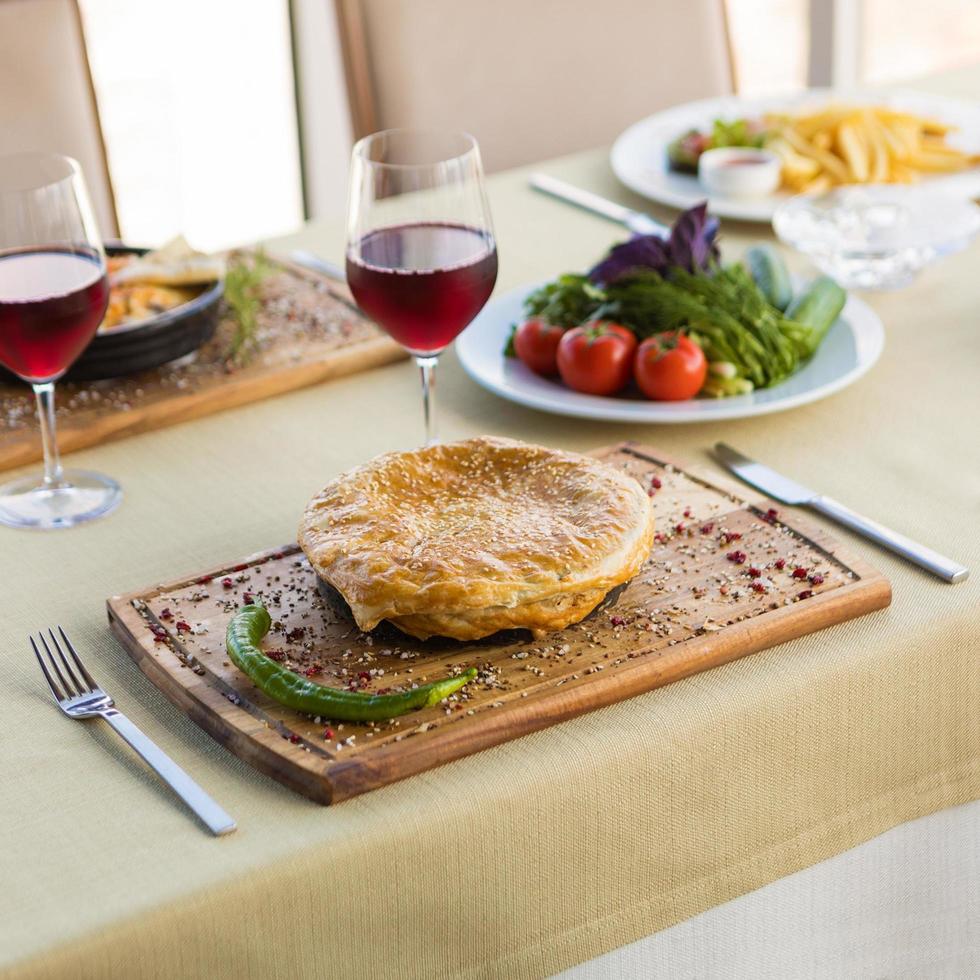 gustoso pasto di carne con pane con bicchiere di vino rosso foto