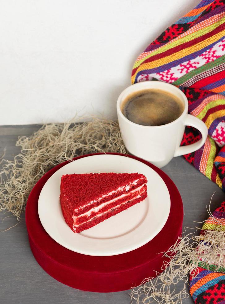 fetta di torta rossa gustosa con caffè nero foto