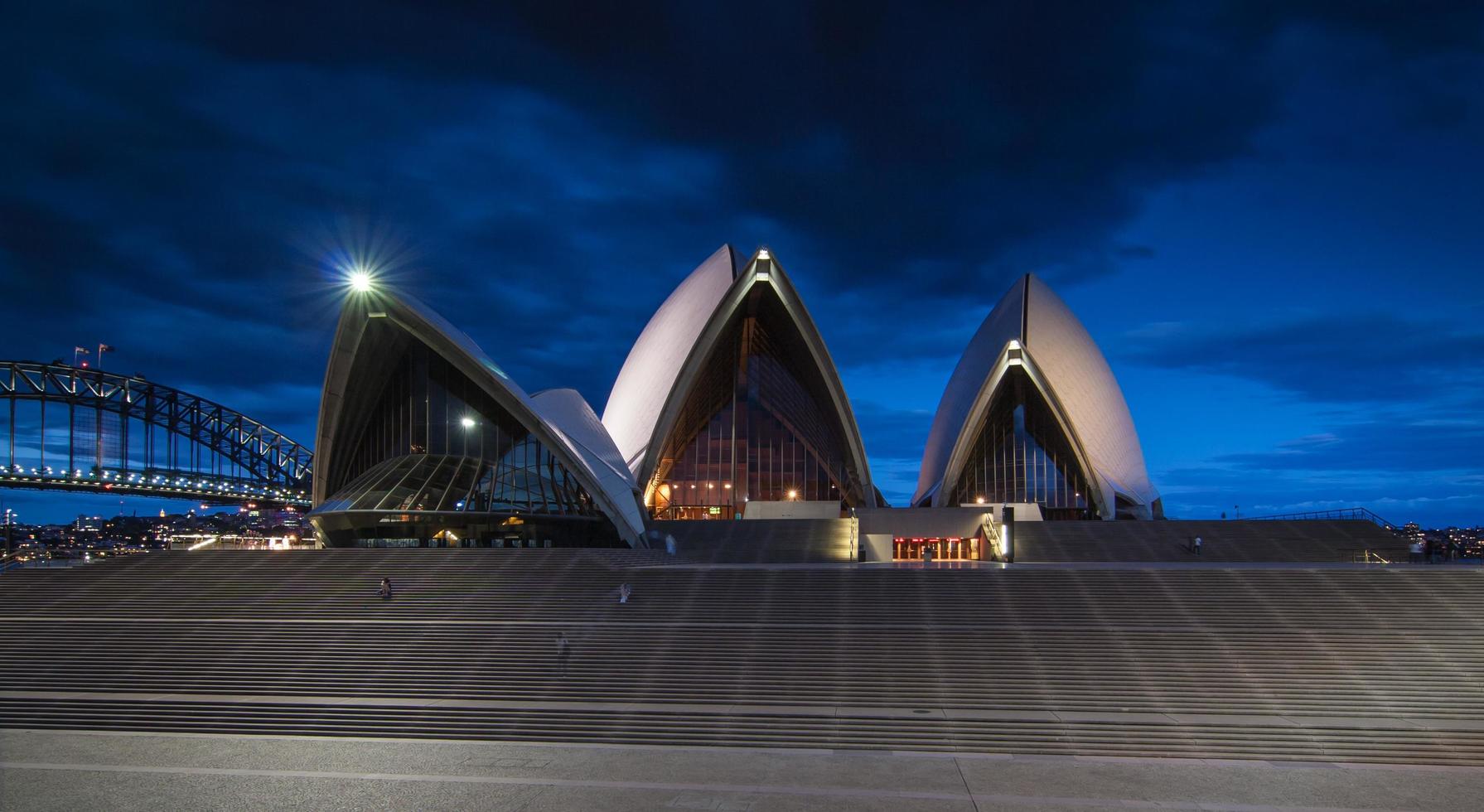 sydney, australia, 2020 - lunga esposizione del teatro dell'opera di sydney di notte foto