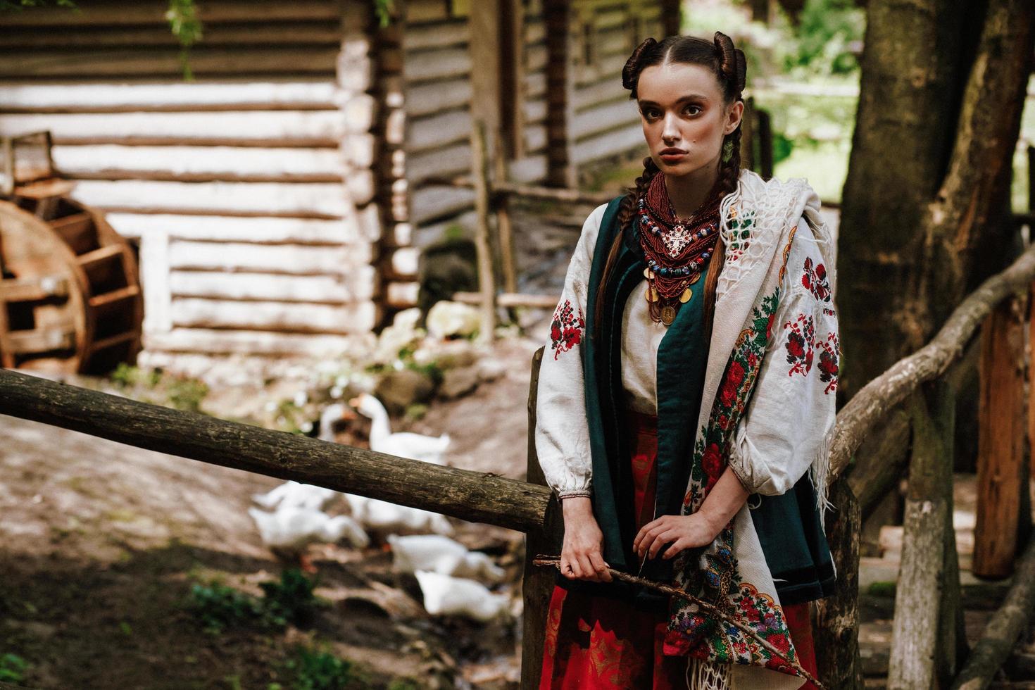 ragazza ucraina in un abito ricamato foto